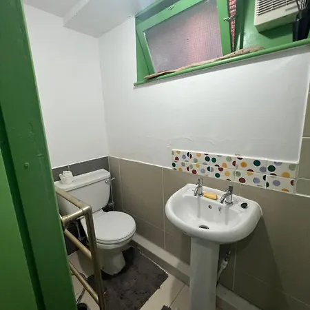 Apartment Spacious Basement Studio Manchester