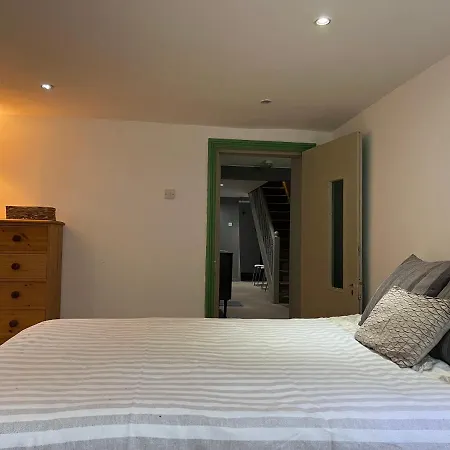 Apartment Spacious Basement Studio Manchester