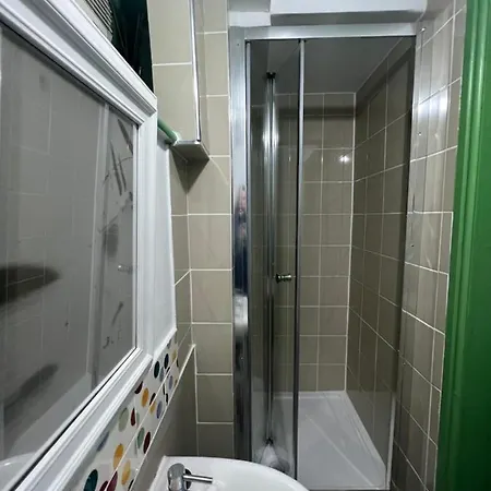 Apartment Spacious Basement Studio Manchester