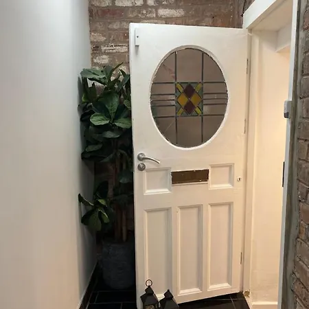 Apartment Spacious Basement Studio Manchester