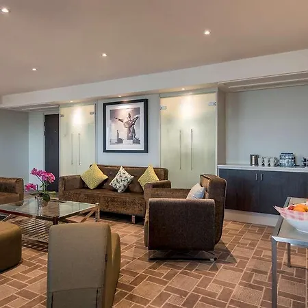 Hotel Radisson Blu Manchester. Airport 4*