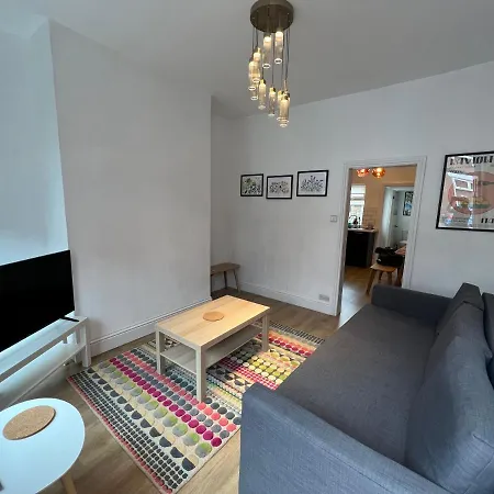 Altrincham Terrace - 2 Bedroom House - Free Parking - Sleeps 6 - Near Tram Stop * Mánchester