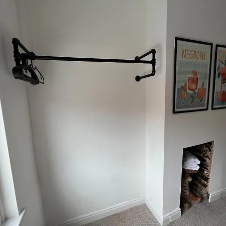 Altrincham Terrace - 2 Bedroom House - Free Parking - Sleeps 6 - Near Tram Stop *