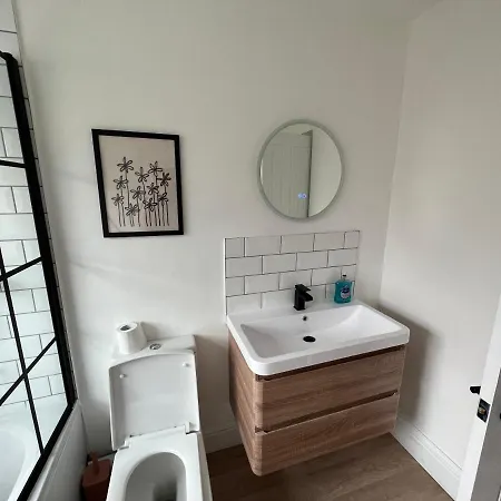 Altrincham Terrace - 2 Bedroom House - Free Parking - Sleeps 6 - Near Tram Stop * Mánchester