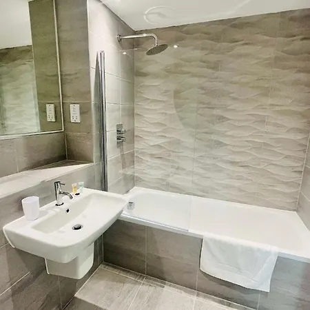 Apartment Lovely Available In Old Trafford