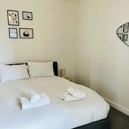 Lovely Available In Old Trafford Apartment