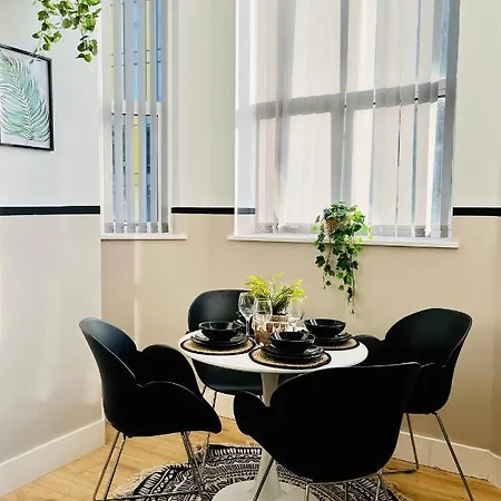 Bright And Spacious 2 Bed Apt - Sleeps Up To 6 *