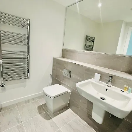 Lovely Available In Old Trafford Apartment *