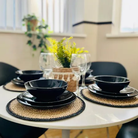 Bright And Spacious 2 Bed Apt - Sleeps Up To 6 アパート