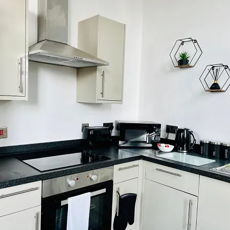 Bright And Spacious 2 Bed Apt - Sleeps Up To 6 *