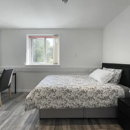 Bright, Warm & Cozy House In Harpurhey *