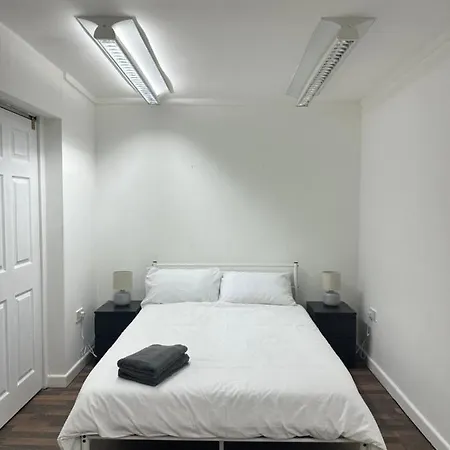 Bright, Warm & Cozy House In Harpurhey *