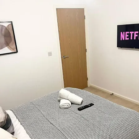 Secure Parking 3 Bedroom Stylish House With Garden Manchester