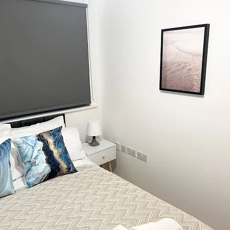 Apartment Secure Parking 3 Bedroom Stylish House With Garden *