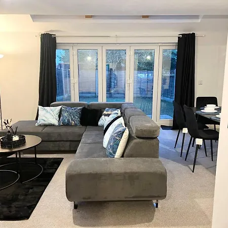 Apartment Secure Parking 3 Bedroom Stylish House With Garden