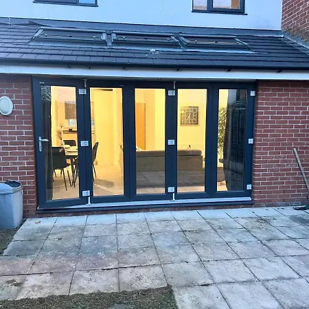 Secure Parking 3 Bedroom Stylish House With Garden Manchester