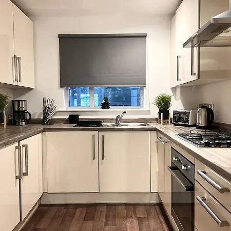 Secure Parking 3 Bedroom Stylish House With Garden Manchester