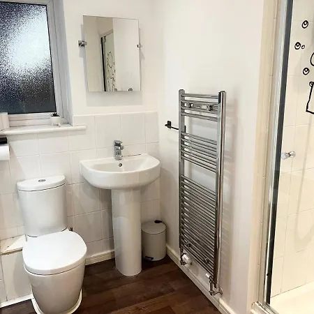 Secure Parking 3 Bedroom Stylish House With Garden