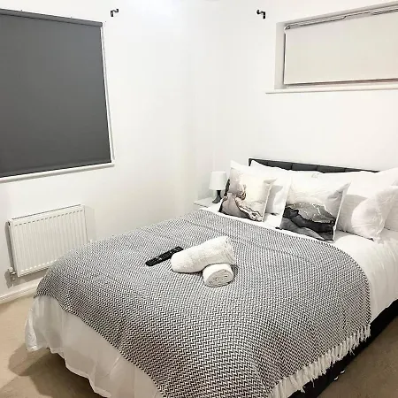 Secure Parking 3 Bedroom Stylish House With Garden Apartment