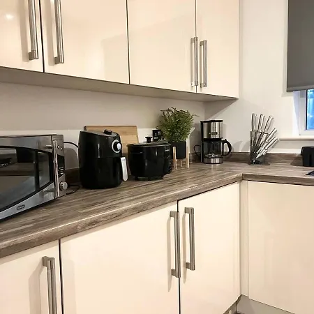 Secure Parking 3 Bedroom Stylish House With Garden