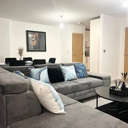 Secure Parking 3 Bedroom Stylish House With Garden