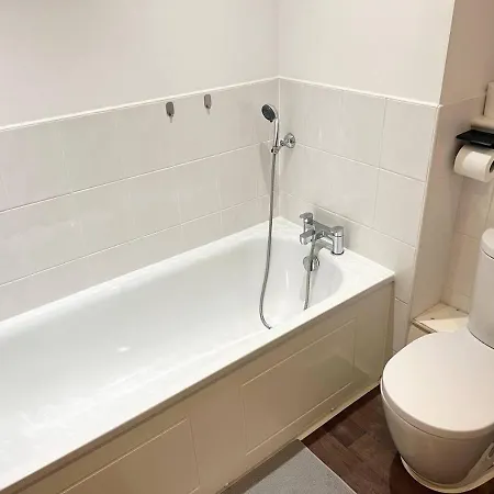 Secure Parking 3 Bedroom Stylish House With Garden Apartment *