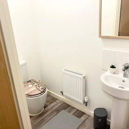 Apartment Secure Parking 3 Bedroom Stylish House With Garden