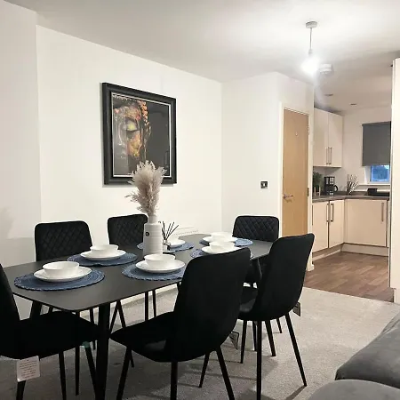 Secure Parking 3 Bedroom Stylish House With Garden Apartment Manchester