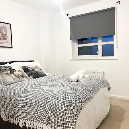 Apartment Secure Parking 3 Bedroom Stylish House With Garden *