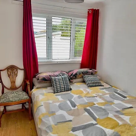 Apartment Entire 3 Bedroom House Near Centre + Free Parking