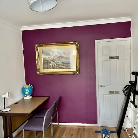 Apartment Entire 3 Bedroom House Near Centre + Free Parking *