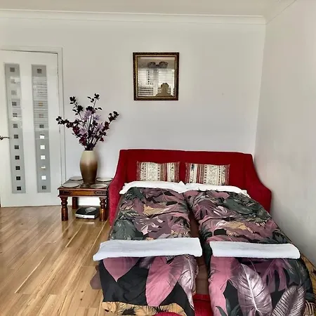 Entire 3 Bedroom House Near Centre + Free Parking Apartment