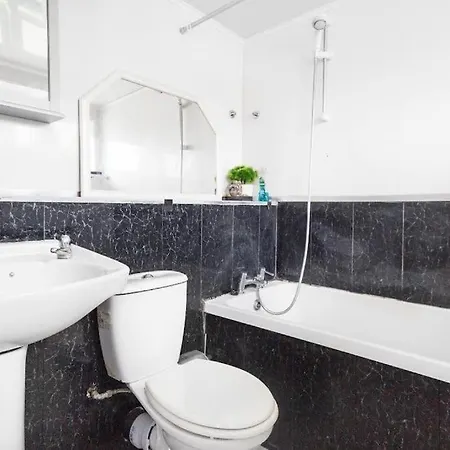 Entire 3 Bedroom House Near Centre + Free Parking アパート *