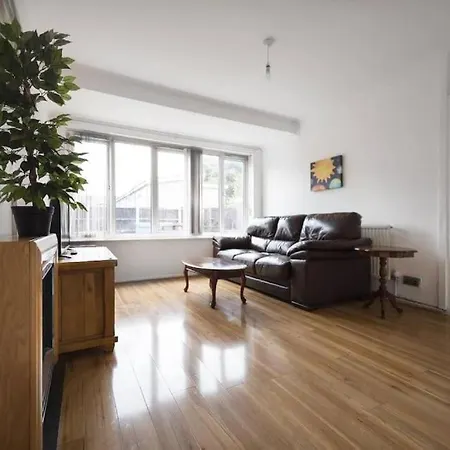 Entire 3 Bedroom House Near Centre + Free Parking * マンチェスター