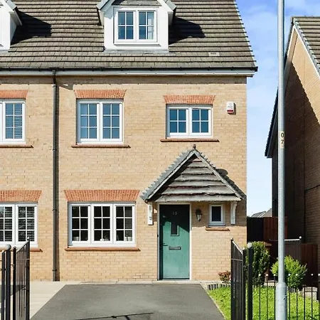 4 Bedroom Town House- Free Parking, Perfect For Families And Contractors *