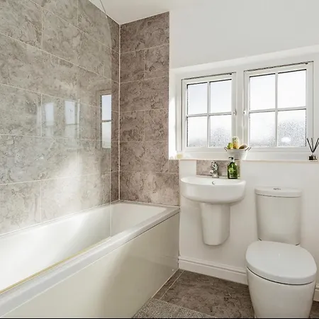 4 Bedroom Town House- Free Parking, Perfect For Families And Contractors * Manchester