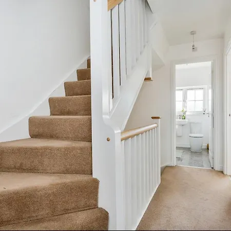 Prázdninový dům 4 Bedroom Town House- Free Parking, Perfect For Families And Contractors