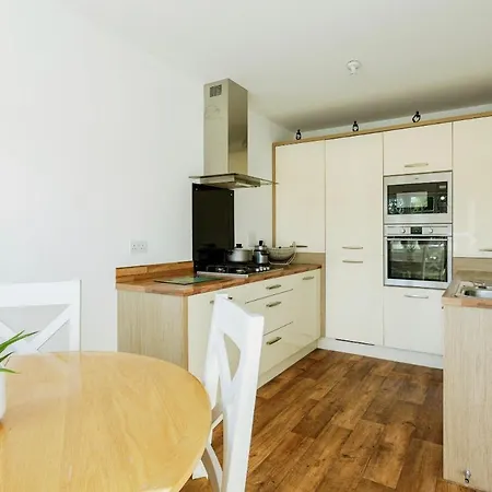 4 Bedroom Town House- Free Parking, Perfect For Families And Contractors *