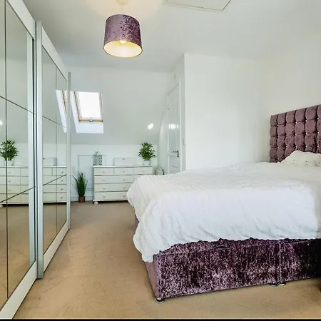 4 Bedroom Town House- Free Parking, Perfect For Families And Contractors Prázdninový dům