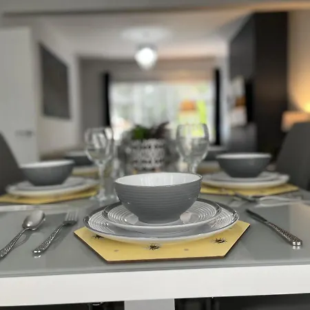 Modern 3-bed Stay-away-home Sleeps 6 Nr *