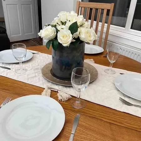 Holiday home - Eccles - Business - Contractors - Families - Discounts Available Manchester