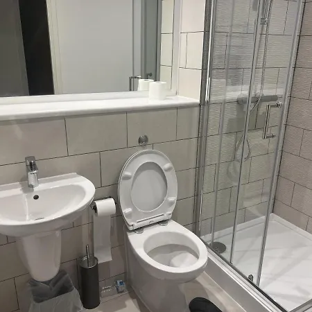 2 Bed Apartment-sleeps 4-free Parking *