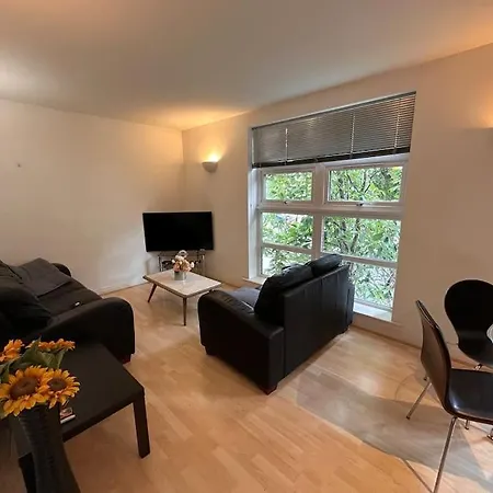2 Double Bedrooms Flat At The End Of Centre
