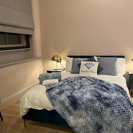 M1 Centre 3 Bed 3 Bath Luxe Penthouse Apartment *
