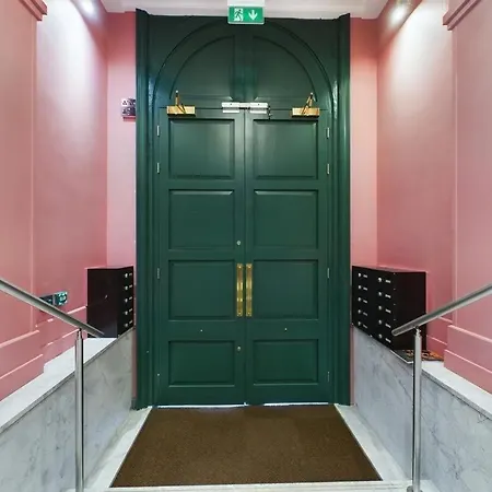 M1 Centre 3 Bed 3 Bath Luxe Penthouse *