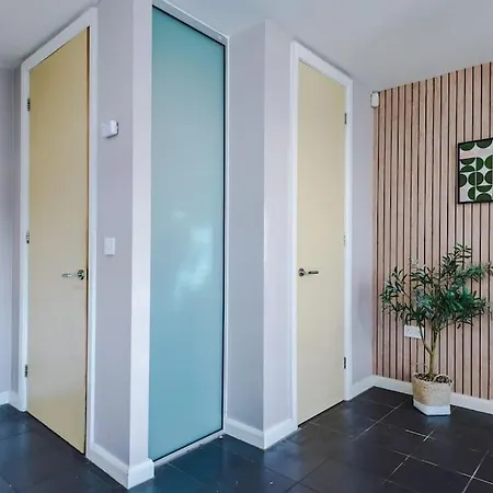 Tranquil 3 Bedroom Retreat With Parking Holiday home Manchester