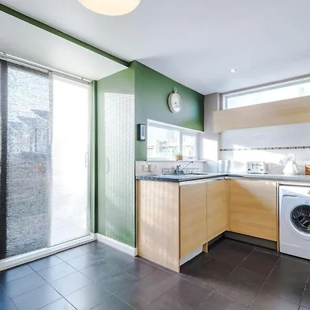 Holiday home Tranquil 3 Bedroom Retreat With Parking *