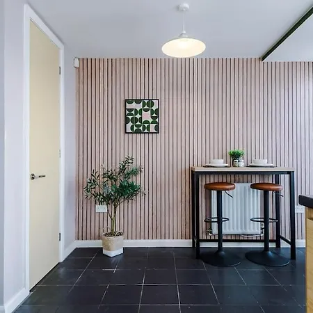 Holiday home Tranquil 3 Bedroom Retreat With Parking Manchester