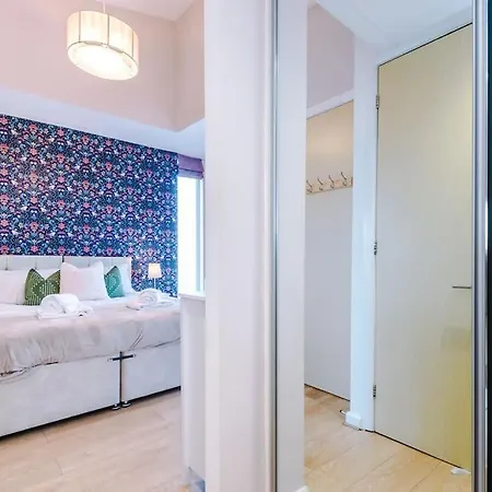Holiday home Tranquil 3 Bedroom Retreat With Parking *
