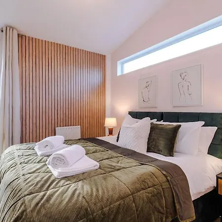 Tranquil 3 Bedroom Retreat With Parking *